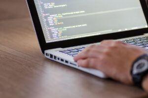 子ども向けプログラミングに最適なノートパソコンのおすすめは？